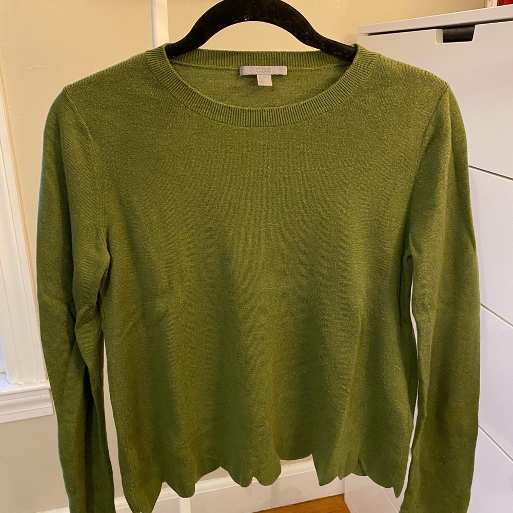Merino wool sweater with scalloped hem